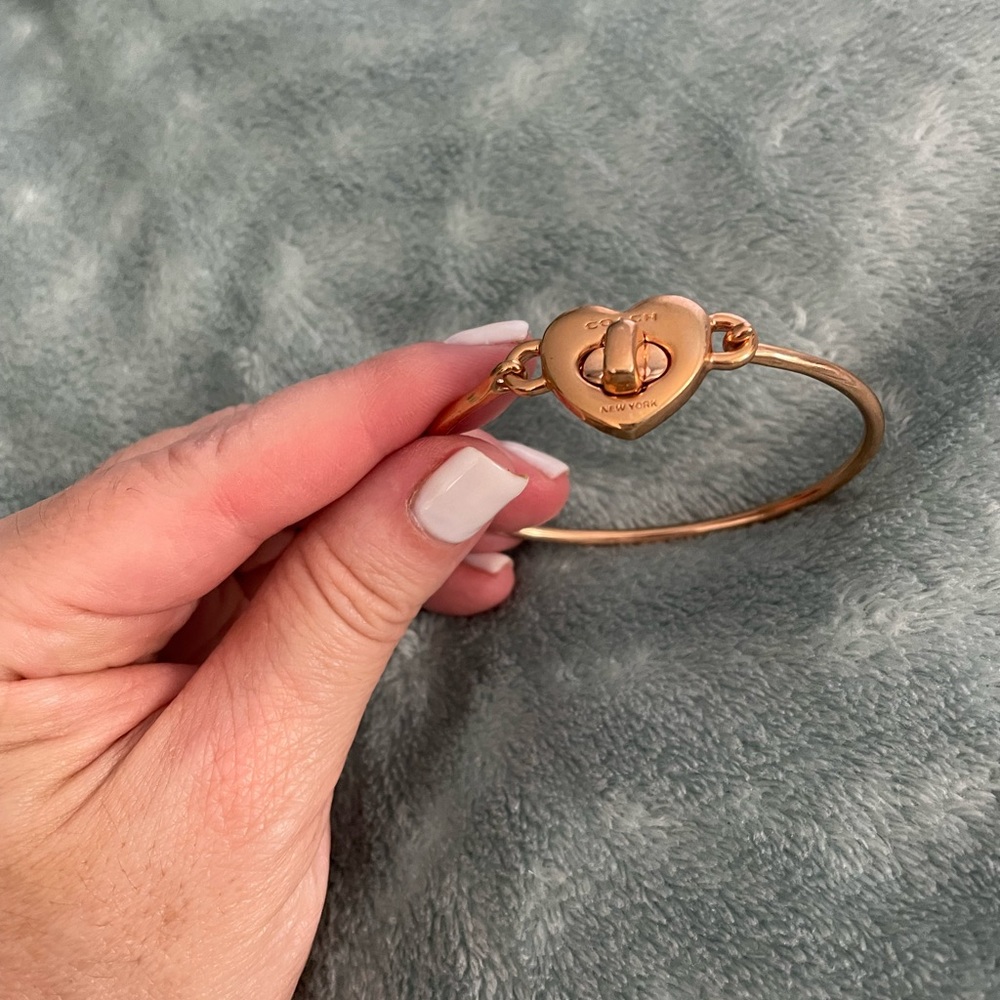Beautiful Coach rose gold heart bracelet with turn lock. - Picture 3 of 4